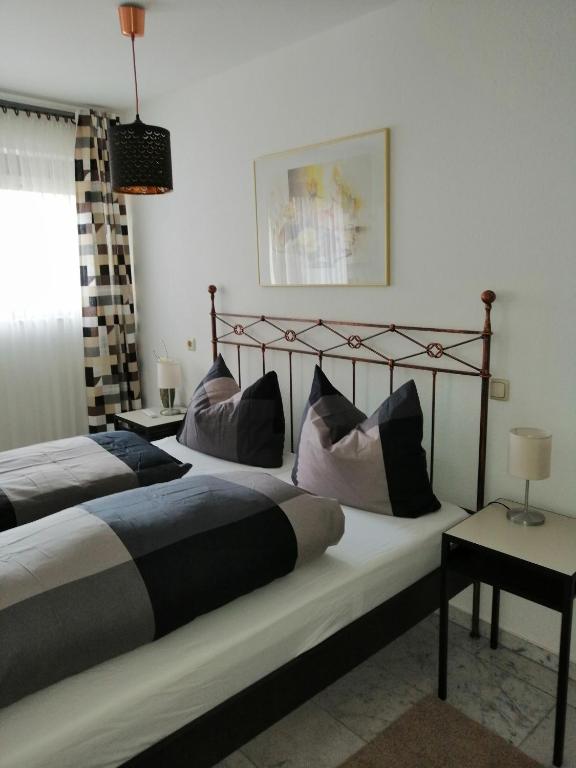 格拉登巴赫Hinterländer Schweiz的卧室内的两张床,配有床架