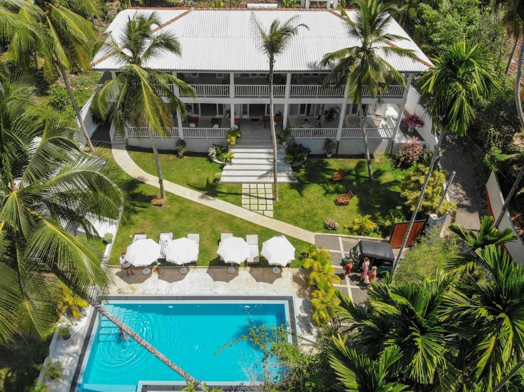 希克杜沃Plantation House的享有度假村的空中景致,设有游泳池和棕榈树