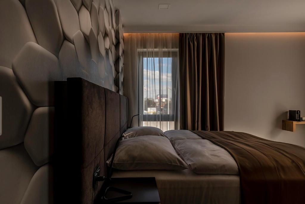 奥洛穆茨4 SMART HOTEL的一间卧室设有一张大床和一个窗户。