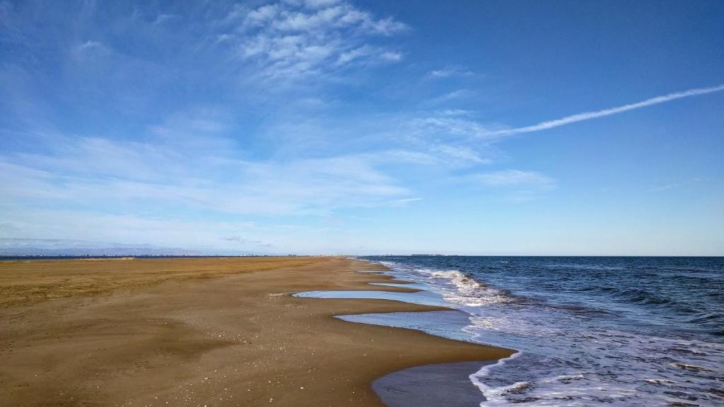 厄尔·波普瑙·德尔·戴尔Ca Na Vinyet的一片拥有大海和蓝天的海滩