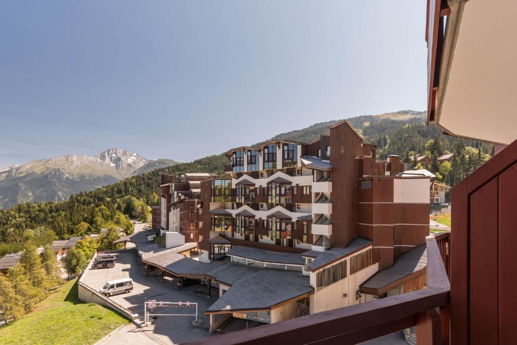 拉塔尼亚不列颠尼亚玛伊瓦公寓酒店的享有建筑的空中景观,以群山为背景