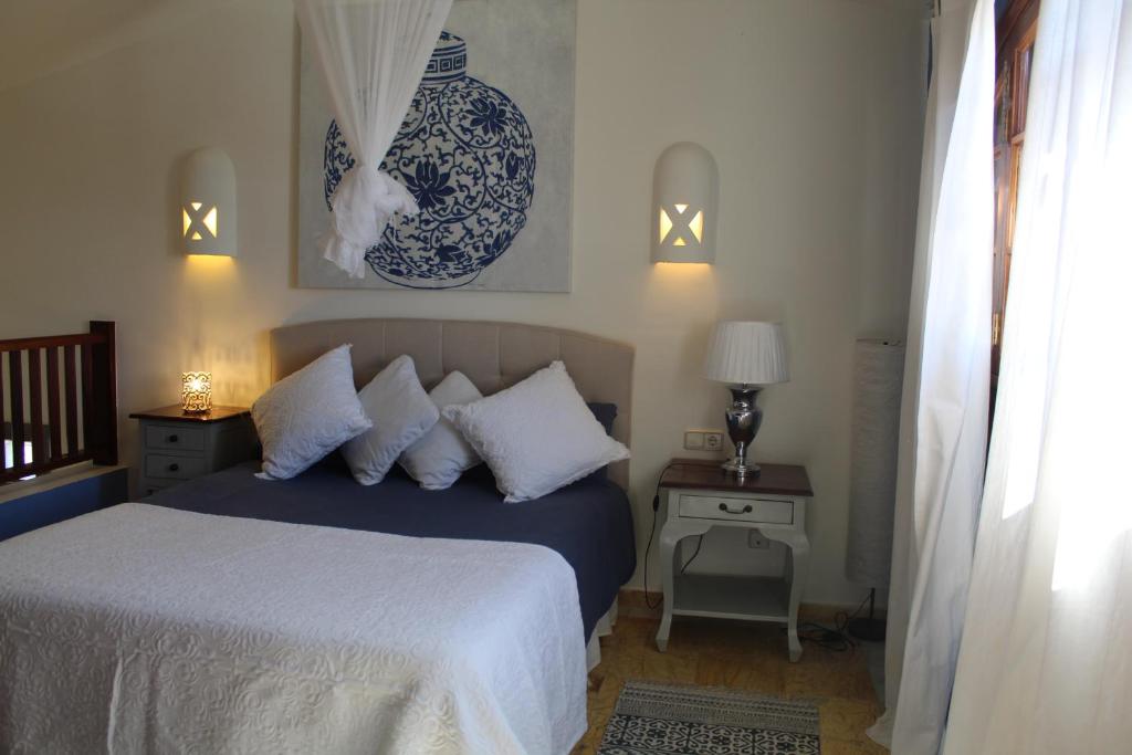 普拉亚布兰卡Apartamento Frida Faro Park的一间卧室配有一张带蓝色和白色枕头的床