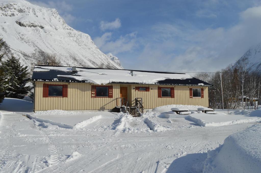 OlderdalenLyngenfjord, Frøyas hus的雪中小屋,有雪覆盖的山