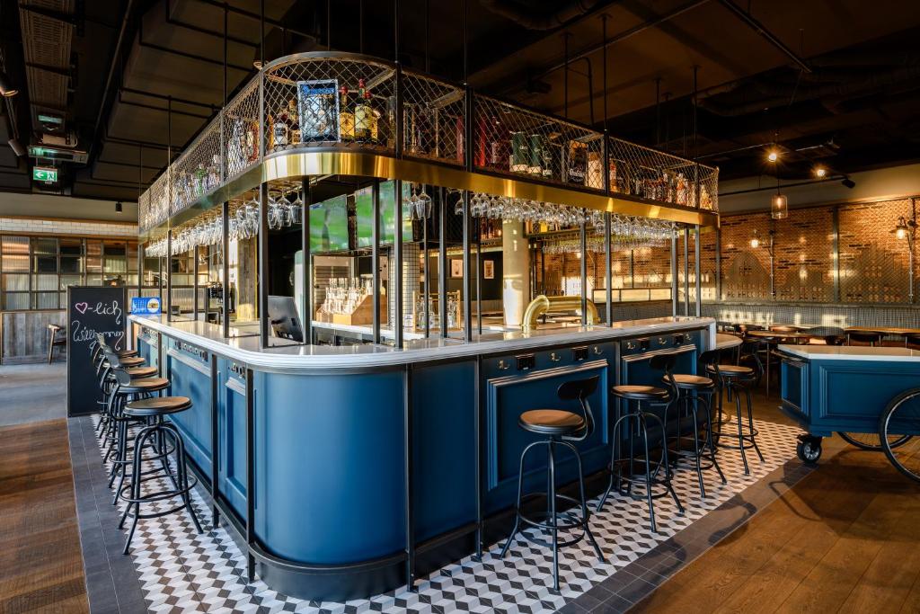 兰茨胡特ibis Landshut City的餐厅内带凳子的蓝色酒吧
