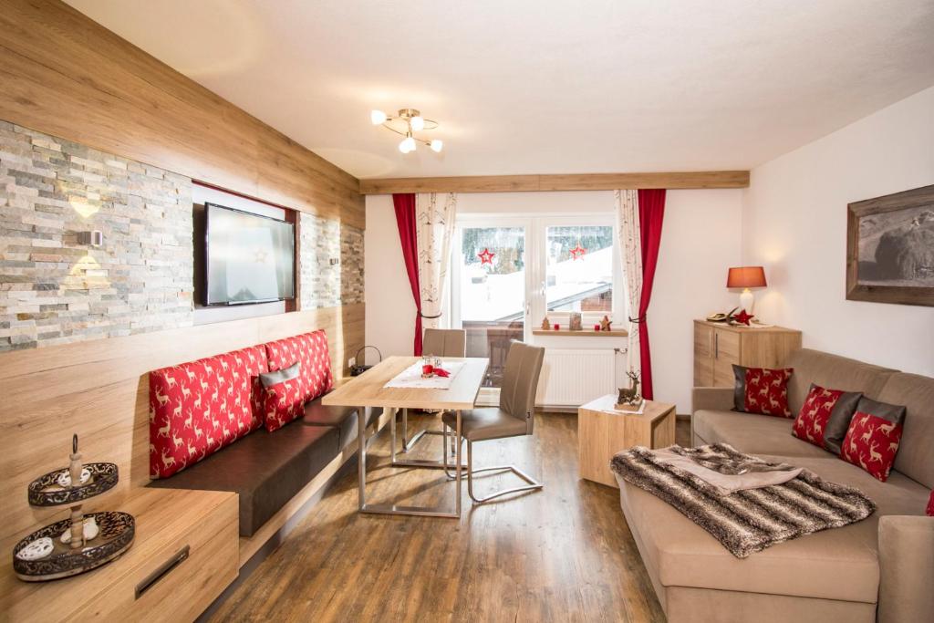 贝旺Alpen Apartments Austria的客厅配有沙发和桌子