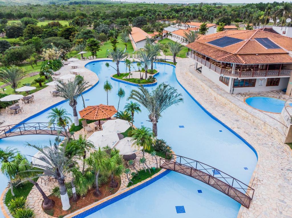 卡皮托利乌Obbá Coema Village Hotel的享有度假村游泳池的空中景致
