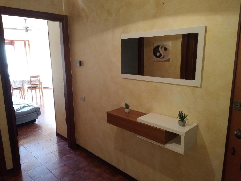 皮内托Appartamento da Marco的墙上设有白色水槽的浴室