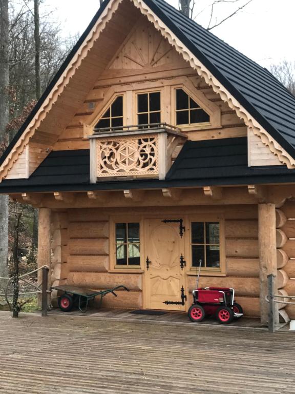SteningeDartmoor Cottage的小木屋前面设有红色的停车位