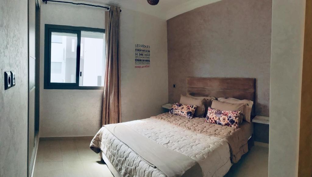 西迪拉哈尔Holiday Home Blanca Beach的卧室配有带枕头的床铺和窗户。