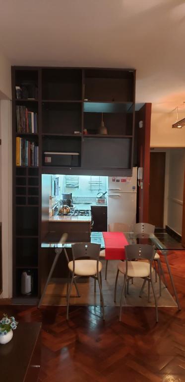 布宜诺斯艾利斯Confortable 2 ambientes en Recoleta Excelente Ubicacion的一间厨房,里面配有桌椅