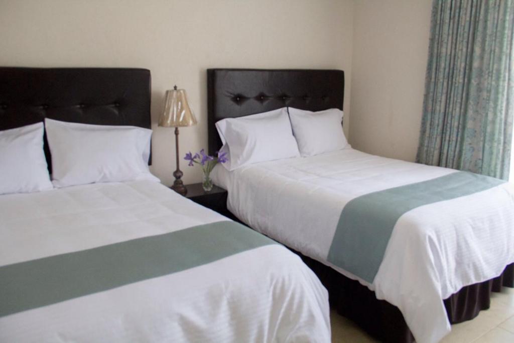 奇格纳瓦潘Hotel Nube Nueve的卧室内两张并排的床