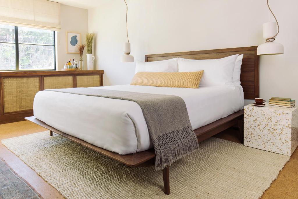 洛杉矶Silver Lake Pool & Inn的卧室设有一张白色大床和一扇窗户。
