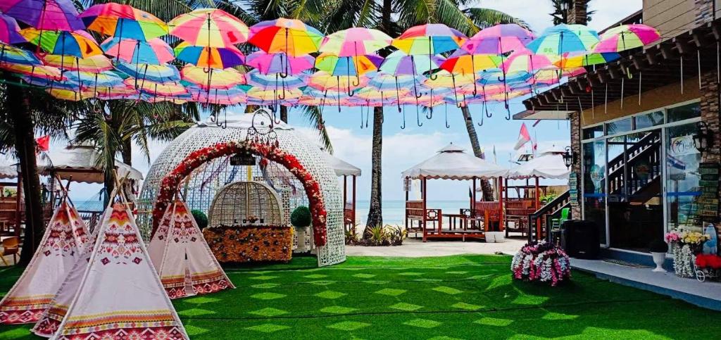 班塔延岛Jelly's Haven Resort的一群五颜六色的伞,挂在院子里