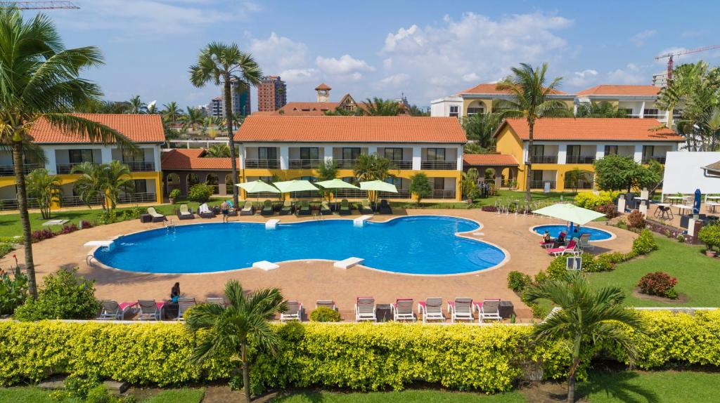 黑角棕榈滩酒店的度假村游泳池的图片