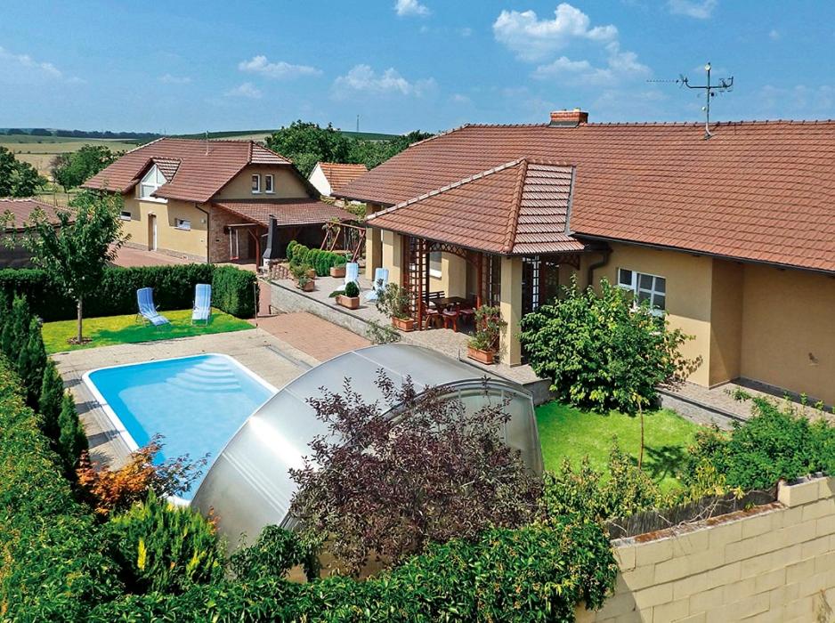 StarovičkyChalupa na vinařské stezce的享有带游泳池的别墅的顶部景致
