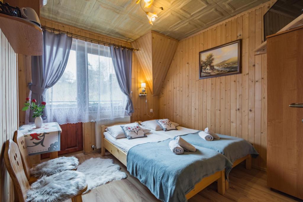 布科维纳-塔钱斯卡Agrotatry U Stachy的一间卧室设有两张床和窗户。