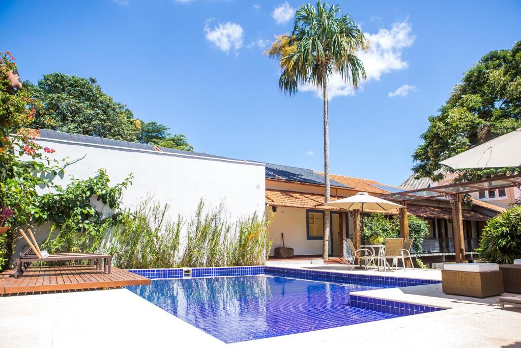 圣若昂-德雷玉兰别墅旅馆的一座棕榈树和房子的游泳池