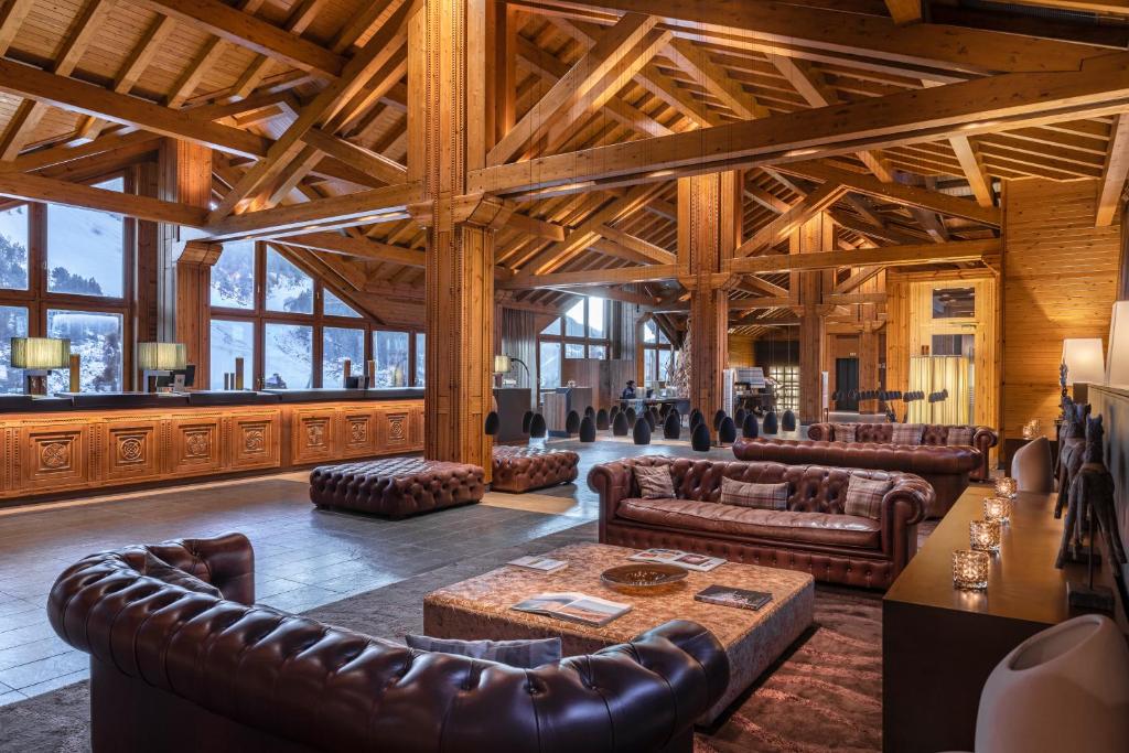 索尔德乌赫米塔极&Spa体育酒店的大型客厅设有皮革家具和木制天花板
