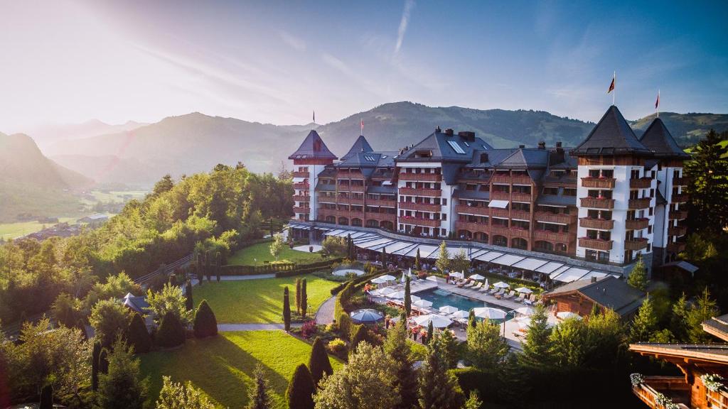 格施塔德阿尔皮纳格施塔德酒店的享有酒店和度假村的景色