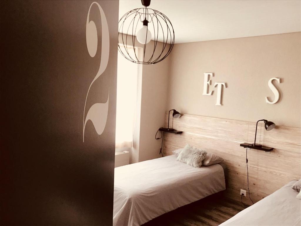 沙泰勒圣但尼Café Tivoli的一间卧室配有一张床和一个吊灯