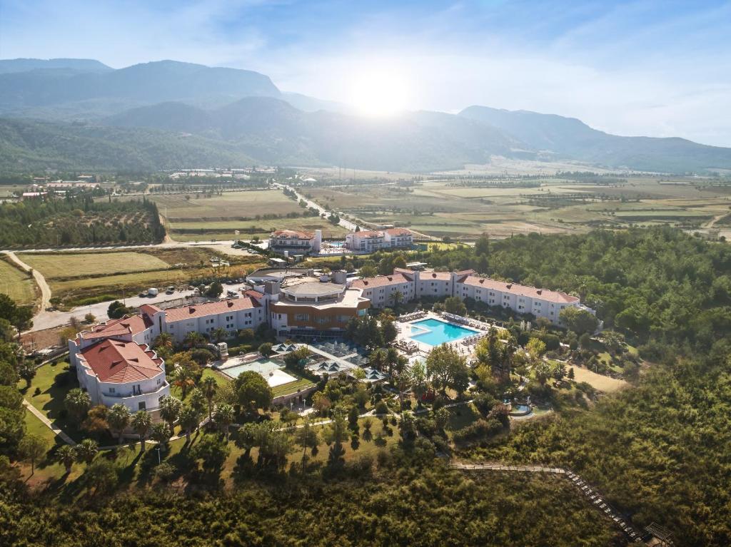 帕莫卡莱里士满帕马可瑟玛尔酒店的享有山区度假胜地的空中景致