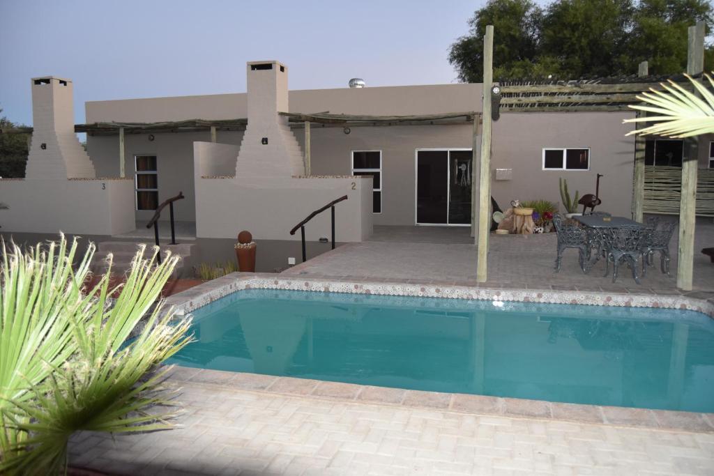 库斯Kalahari Farmstall的房屋前的游泳池