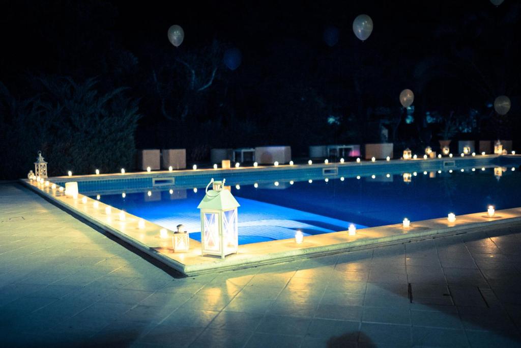NocigliaAgriturismo Messer Gesualdo的中间设有一座带蜡烛的游泳池