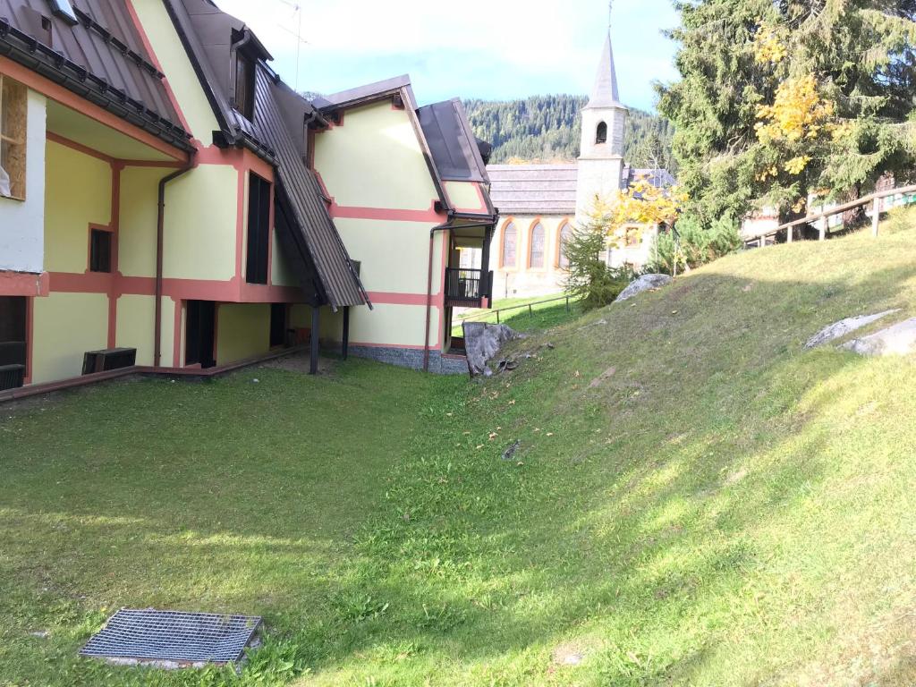 摩德纳迪-坎皮格里奥Cacciatora Appartamento的山丘上的房子,草地上设有太阳能电池板