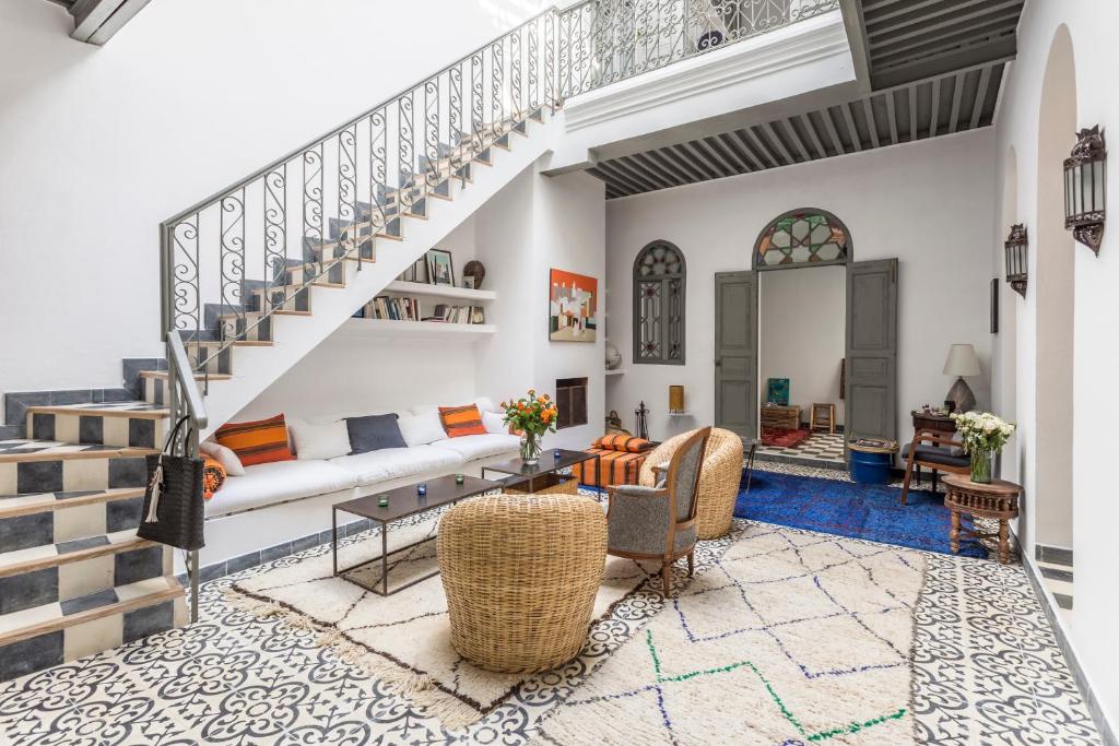 丹吉尔Riad Dar-tus的带沙发和楼梯的客厅