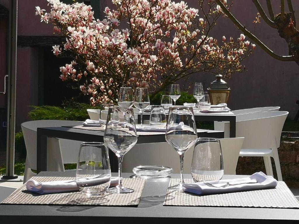 墨丘利金色瓦尔酒店的一张桌子,上面放有酒杯和餐巾
