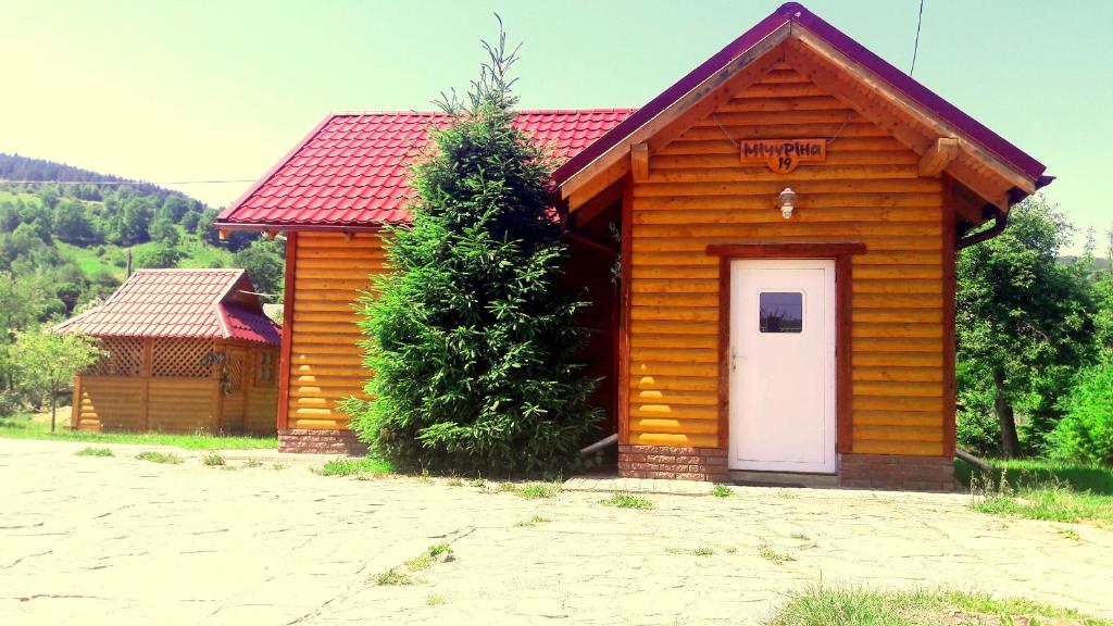 亚列姆切Смерековий двір的小屋设有白色门