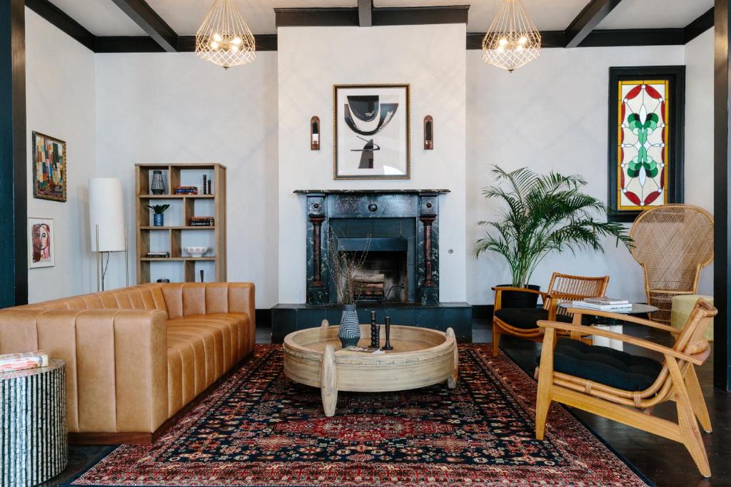 旧金山Sonder Hayes Valley的带沙发和壁炉的客厅
