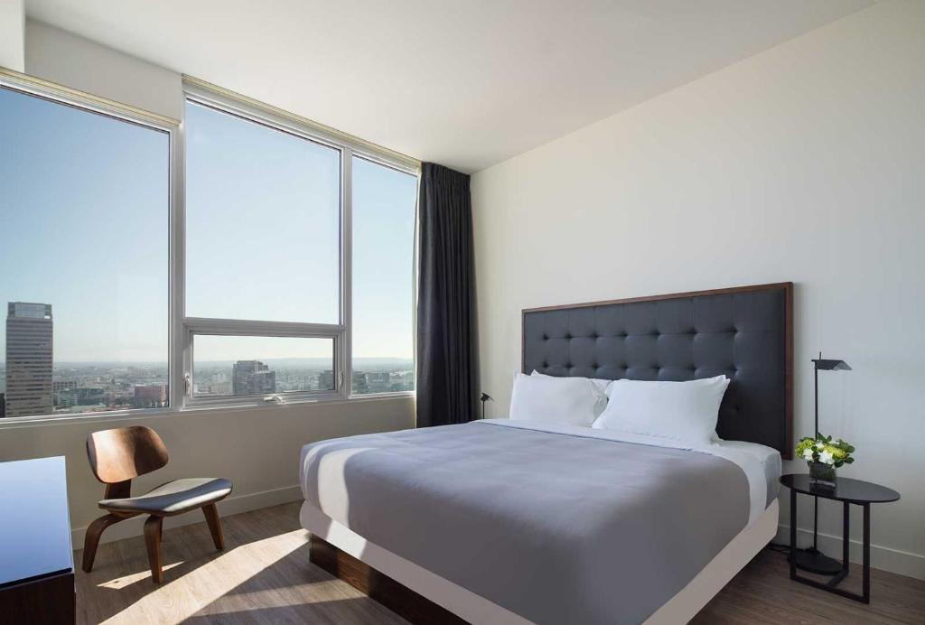 洛杉矶Luxurious Highrise 2b 2b Apartment Heart Of Downtown LA的一间卧室设有一张大床和大窗户
