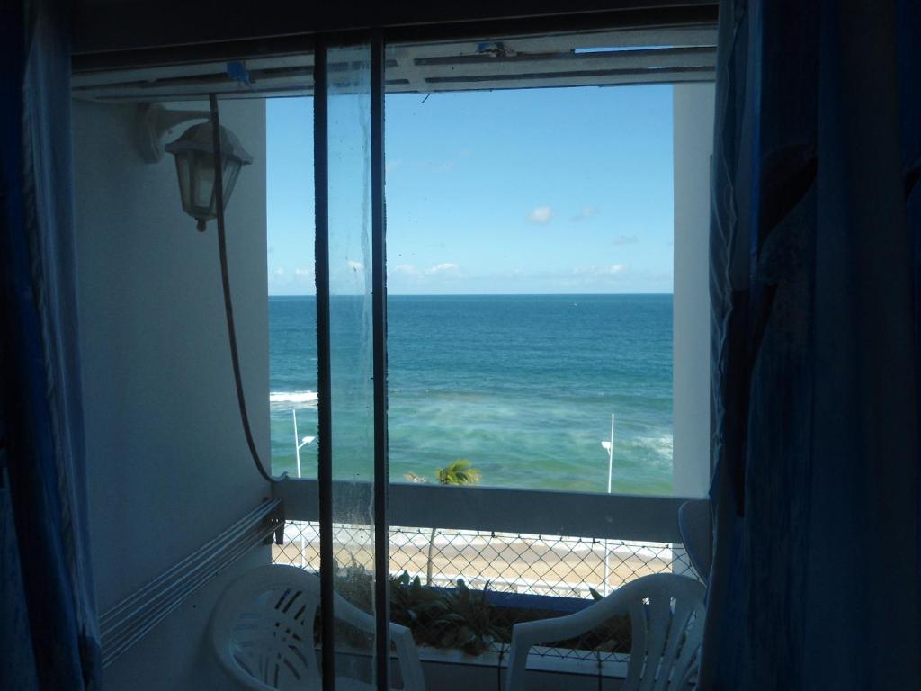 萨尔瓦多Bahia Flat ap. 311的客房可从窗户欣赏到海景