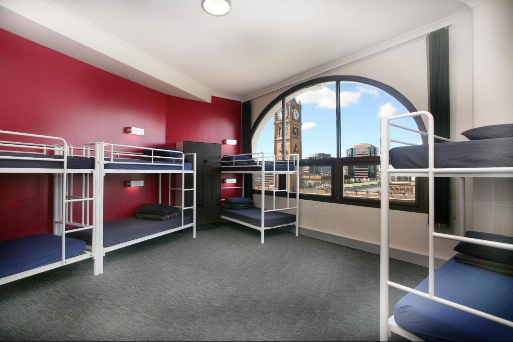 悉尼醒来！中央悉尼旅馆的客房设有几张双层床和窗户。