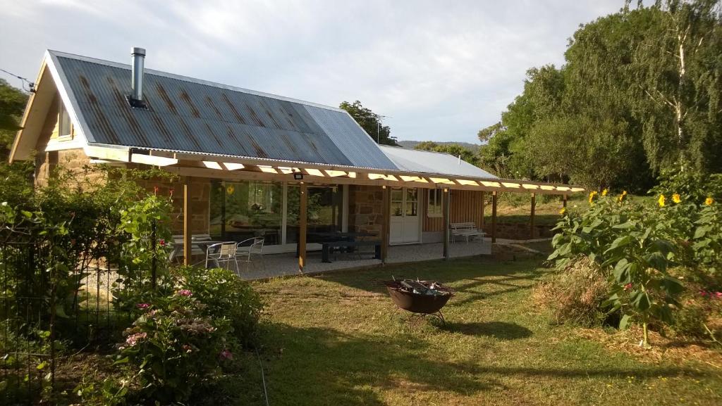 新诺福克Rosendale Stables的一座房子,在院子里设有太阳能屋顶