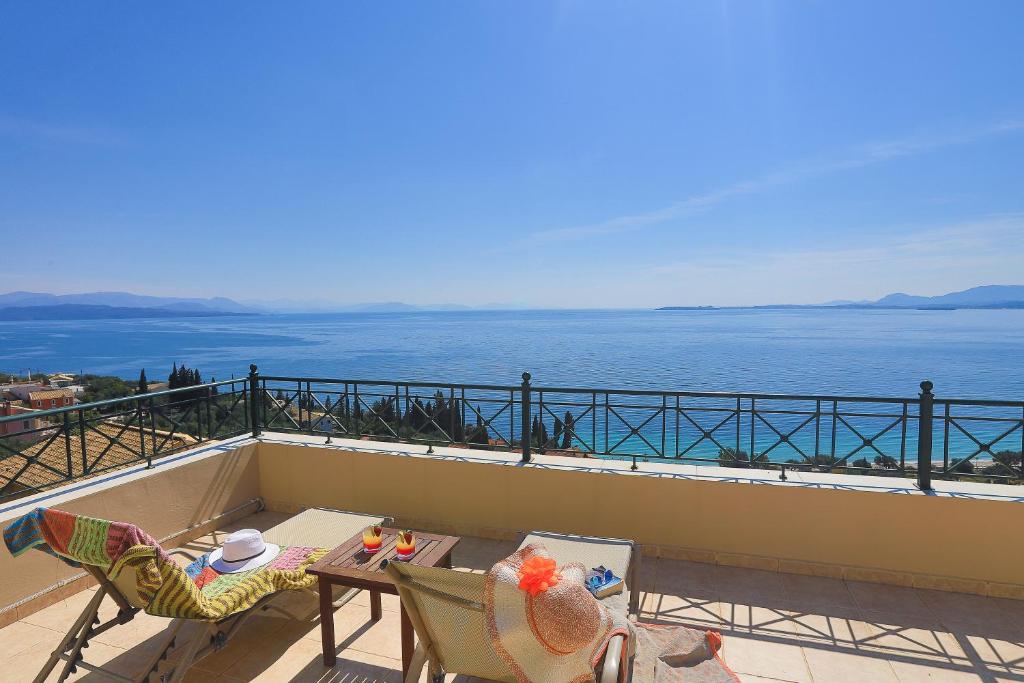 巴尔巴蒂Villa Dimeli的一个带桌椅的海景阳台