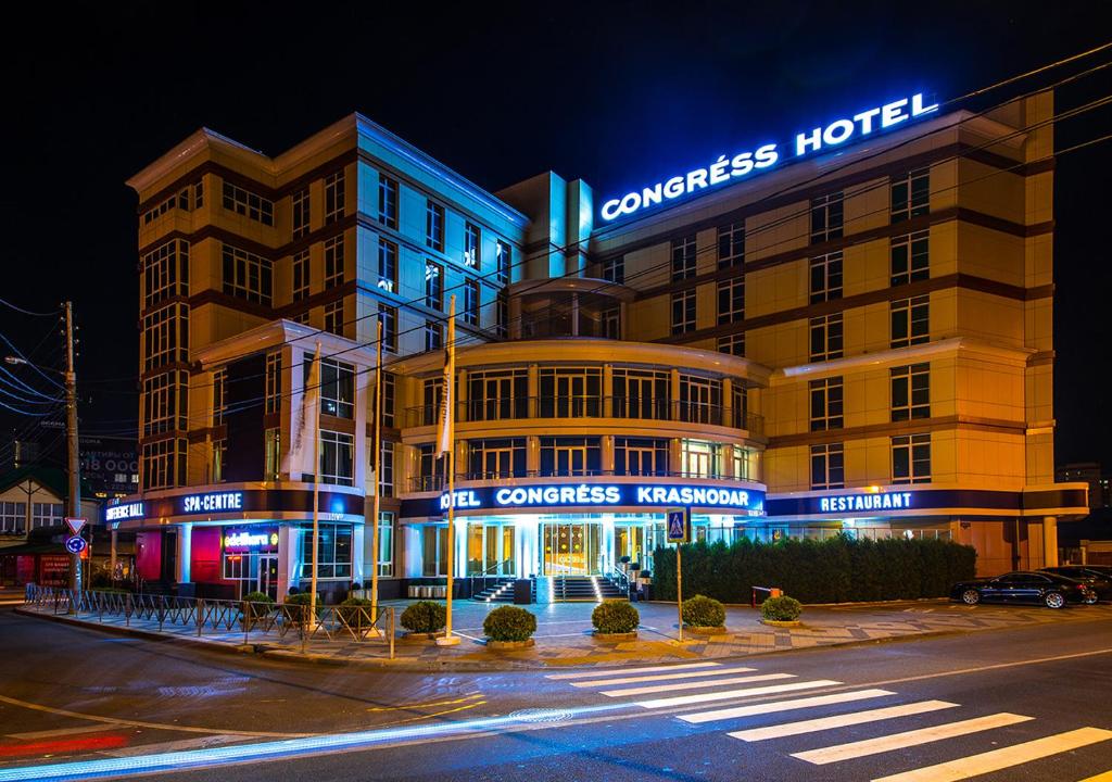 克拉斯诺达尔Congress Hotel Krasnodar的和酒店在晚上的街道上建的建筑