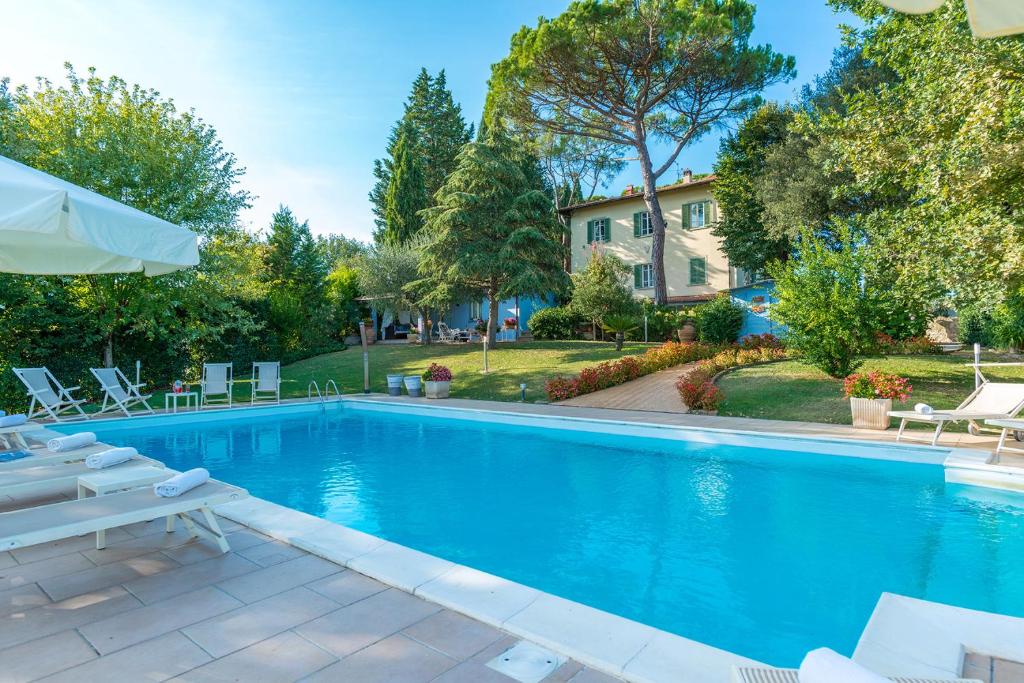 因奇萨伊恩瓦尔达尔诺黎莱斯阿尔文托别墅酒店的一个带椅子的游泳池以及一座房子