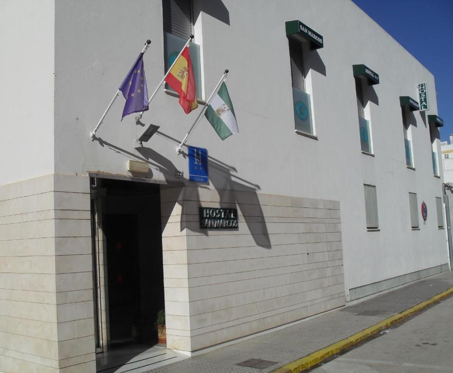 圣费尔南多圣马科斯旅馆的一面有旗帜的建筑