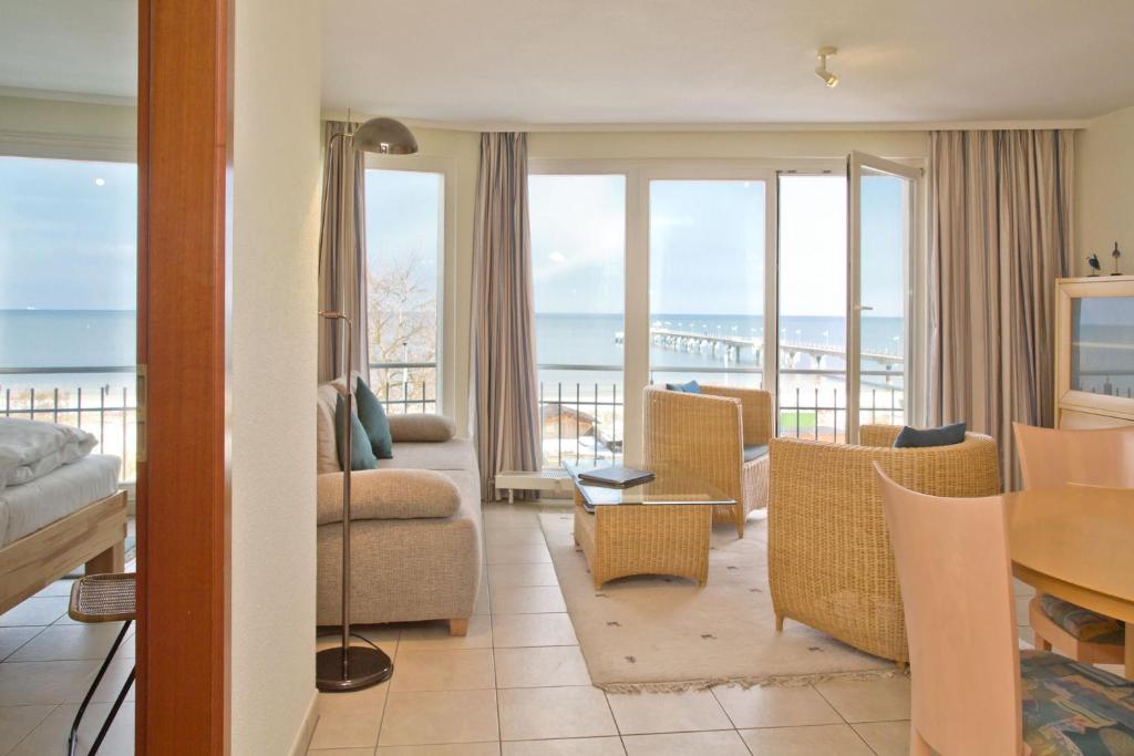 赛巴特班森波罗的海住宅班森斯特尔公寓式酒店的海景客厅