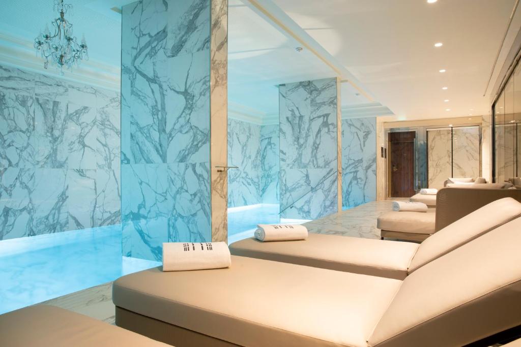 巴黎Le Damantin Hôtel & Spa的一间设有两张床和玻璃墙的房间
