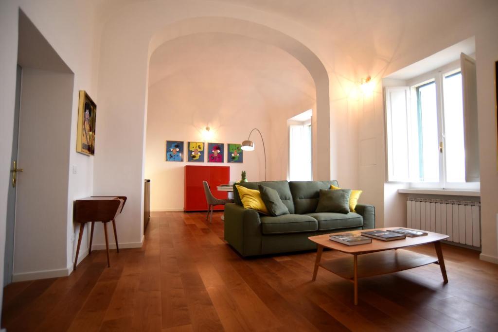 佩鲁贾Suite Calderini的客厅配有绿色沙发和桌子