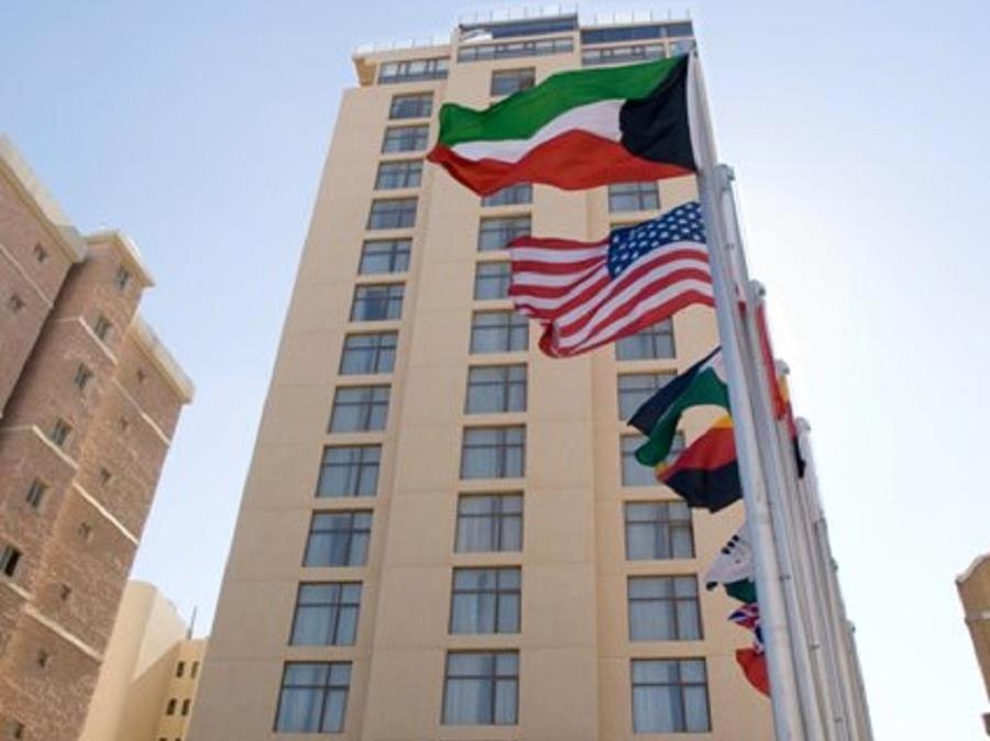 科威特爵士酒店的前面有旗帜的高楼