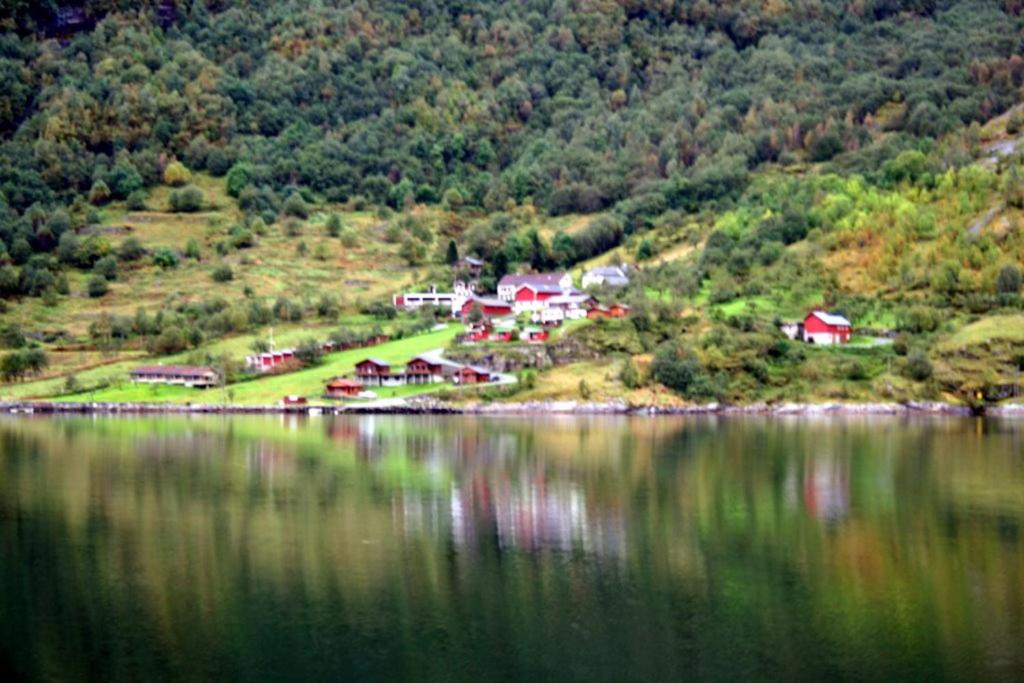 盖郎厄尔峡湾Solhaug Fjordcamping的湖畔小山上的一群房子