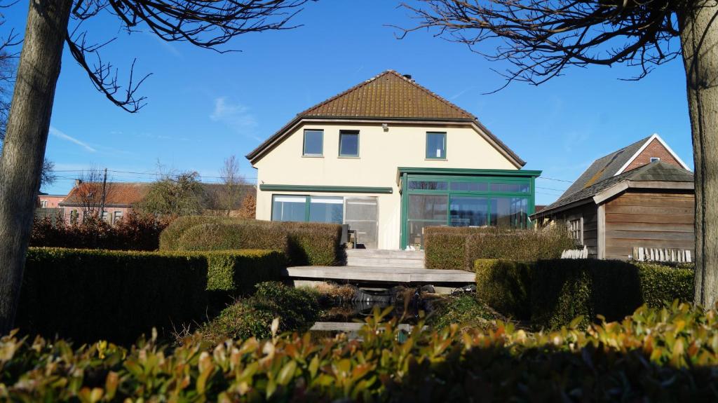 HorebekeB&B Onderweg的前面有一张野餐桌的白色房子