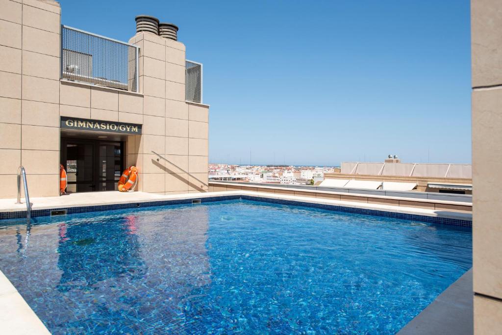 瓦伦西亚瓦伦西亚中心酒店的建筑物屋顶上的游泳池