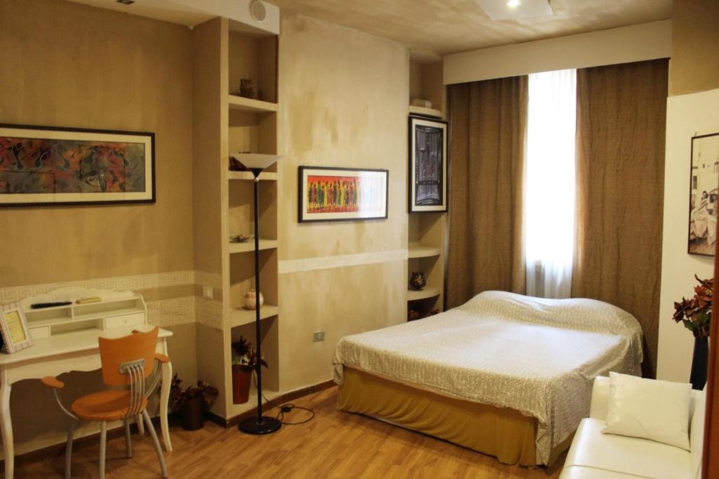 福贾老城区中心旅馆的一间卧室配有一张床、一张桌子和一把椅子