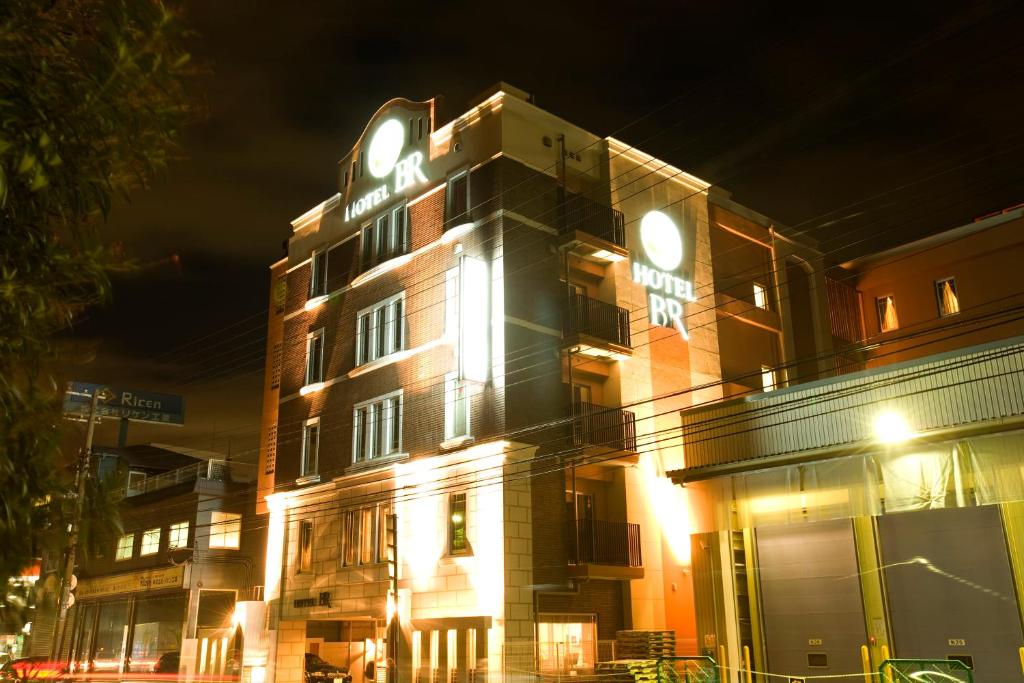 神户Hotel Bintang Pari Resort (Adult Only)的一座建筑,上面有夜钟