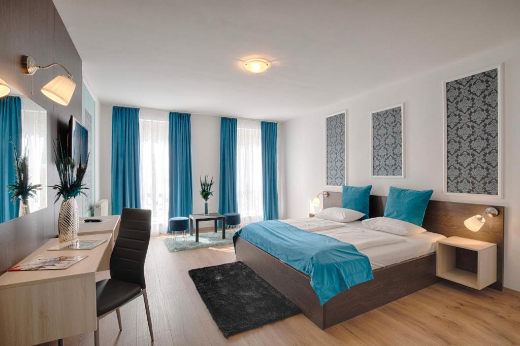 布达佩斯3M酒店的酒店客房配有一张床、一张书桌和一张书桌。